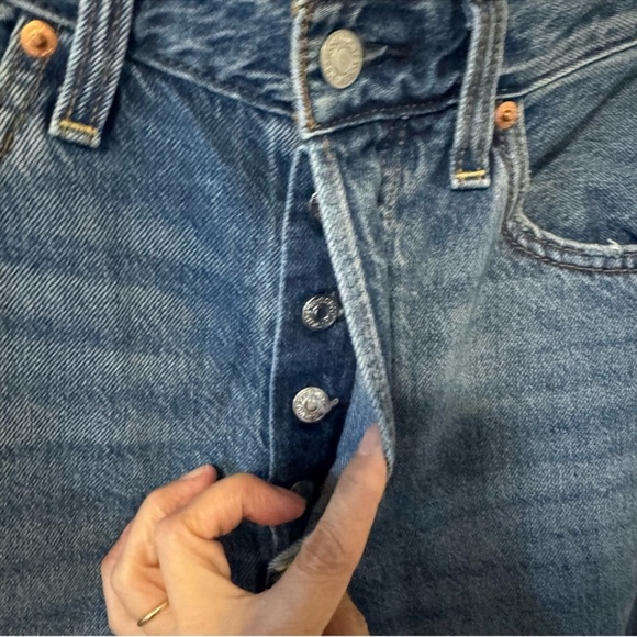 Levi’s Ribcage Straight Ankle Button Fly Premium Jean Busted Knee Medium Wash-26 - Picture 8 of 8